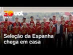 Jogadores da Espanha retornam para Madrid com a taça da Copa do Mundo