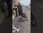 Un policía empuja violentamente a una docente durante la huelga de Educación en València