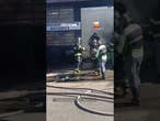 Cachorro que estava amarrado em oficina é resgatado por bombeiros durante incêndio em Franca (SP)