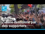 Zidane ovationné par des supporters après sa nomination à la tête des Bleus • FRANCE 24