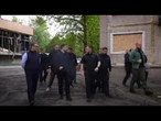 Zelensky depone un mazzo di rose rosse davanti a un palazzo distrutto dagli attacchi russi a Kiev