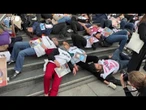 Parigi, la protesta contro la morte di quasi 200 giornalisti palestinesi a Gaza