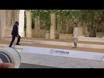 G7, Adesina (Pres. Banca Africana Svilippo) saluta Meloni con tre baci sulla guancia e la abbraccia