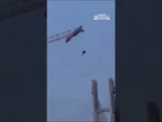 Parapendista resta appeso a una gru a 60 metri d'altezza per quattro ore