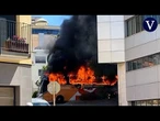 Un autobús arde frente al hospital de Palamós sin causar heridos
