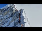 Un alpiniste polonais réalise une descente historique à ski du mont Everest après l'ascension