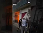 Rescatan de un incendio mediante unas escaleras a los vecinos de un edificio de Valdemorillo