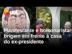 Boneco inflável e empurrões: manifestantes e bolsonaristas brigam em frente à casa do ex-presidente