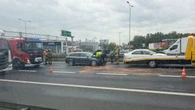 Kobieta przebiegała przez autostradę. Doprowadziła do wypadku.