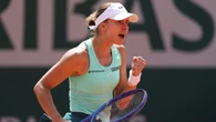 Wygrała z kontuzją i rywalką. Polka w 2. rundzie French Open