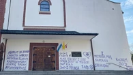 Oburzający akt wandalizmu. Sprawca zniszczył elewację kościoła