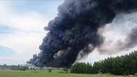 Fabryka aerozoli w ogniu. Strażacy próbują opanować pożar