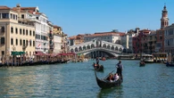Brytyjscy turyści wskoczyli do Canal Grande. Wenecja ich wyrzuciła