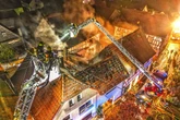 Mehrfamilienhaus durch Flammen-Inferno komplett zerstört: Mehrere Verletzte