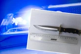 Polizei macht Waffenfund: 20-Jähriger mit Messer an Bahnhof unterwegs