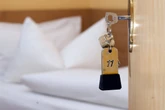 Frau erwischt Ehemann im Hotel: Filmreife Abseilaktion mit Bettlaken geht schief