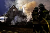 Aus Lagerfeuer wird Großfeuer: Vier Gebäude niedergebrannt