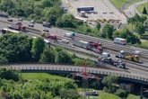 Schwerlastverkehr soll gestoppt werden: A4 bei Köln für Aufbau von Schrankenanlage gesperrt