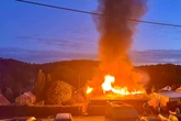 Meterhohe Flammen schlagen aus Gartenlaube: Einsatzkräfte noch immer vor Ort