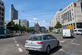 Ein Fehler, großer Schaden: Rotlicht-Unfall in Leipzig, Fahrerin flüchtet