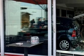 Seniorin kracht mit Mercedes in Schaufenster von Bäckerei: Gäste entkommen knapp