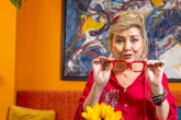 Mit Farbe, Yoga und Humor hält Birgit Schaller das Alter in Schach