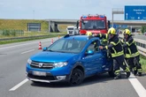 Stau auf der A14: Kleinwagen kollidiert mit Leitplanke und bleibt liegen
