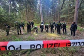 Skelett im Wald entdeckt: Hund findet Knochen, Halter nutzt Kotbeutel als Marker
