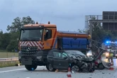 Schwerer Unfall auf der A7: Auto kracht in Baustellenfahrzeug