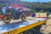 Schlimmer Unfall beim Überholen: Motorradfahrer kommt von Straße ab und stirbt