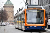 Kind (13) am Smartphone übersieht Stadtbahn: Junge schwer verletzt
