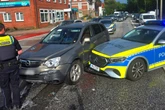 Crash bei der Einsatzfahrt: Streifenwagen kracht in Opel