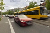Entblößte Frau irrt in Dresden umher und bringt Straßenbahn zum Stehen, dann schreitet die Polizei ein