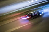 Illegales Autorennen: BMW kommt von der Straße ab, Mann verletzt