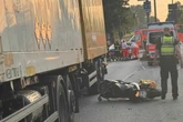 Bikerin von Lkw überrollt und mitgeschleift: Lebensgefahr!