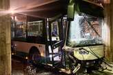 Glatteis: Bus kracht gegen Torbogen, mehrere Insassen verletzt