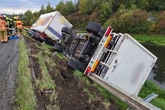 Lastwagen kommt von Straße ab und kippt beinahe in Fluss