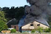 Großbrand im Norden! Lagerhalle in Flammen, Warnung an Anwohner