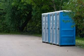 Dixi-Klo in Kölner Park angezündet, Stadt verurteilt Vandalismus: "Absolut fahrlässig und gefährlich"