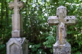Junge (†4) von Grabstein erschlagen und erdrückt