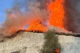 Brand in Lagerhalle lässt Dach einstürzen: Feuerwehr auch am Tag danach noch im Einsatz