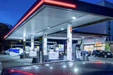 Kunde beobachtet Raubüberfall auf Tankstelle: Polizei sucht Zeugen
