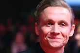 So erdet sich Matthias Schweighöfer: "Könnte dein Ego in die Stratosphäre beamen"