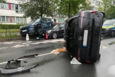 Opel kippt zur Seite: Drei Verletzte bei Unfall in Marienfelde