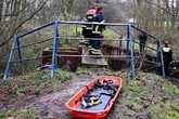 Fußgänger machen schreckliche Entdeckung in Bachlauf