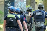 Frau in Innenhof mit gezückter Waffe bedroht: SEK rückt im Wedding an