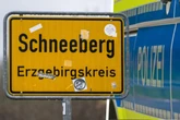 Zwei Fußgänger im Erzgebirge angefahren: Beide Fahrer flüchten vom Unfallort
