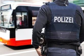 Mann mit Waffe löst großen Polizeieinsatz in Frankfurt aus
