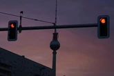 VW hält an roter Ampel, dann fallen plötzlich Schüsse