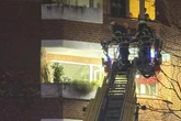 Angebranntes Essen löst Feuerwehr-Einsatz aus! Gehbehinderte Person über Balkon gerettet